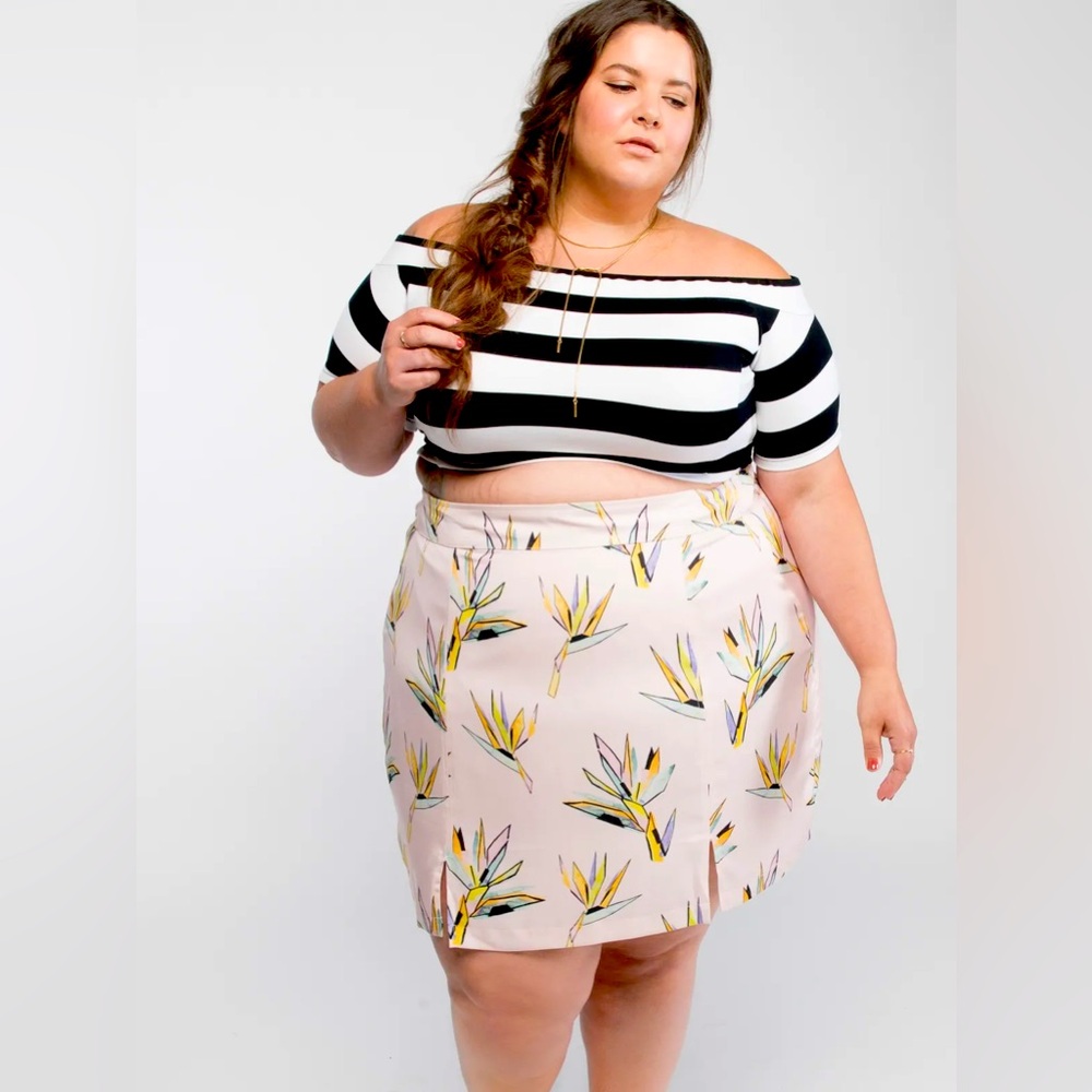 Light Pink birds of paradise print PREMME brand mini skirt. Size 3